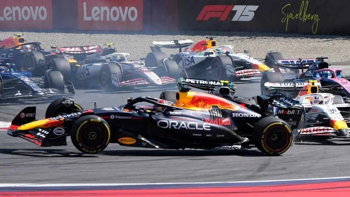 Чорний болід Red Bull лідирує в гонці Формули-1 на трасі Шпільберг