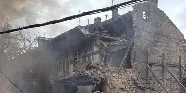 Зруйнований двоповерховий будинок з димом і уламками після удару по Одещині