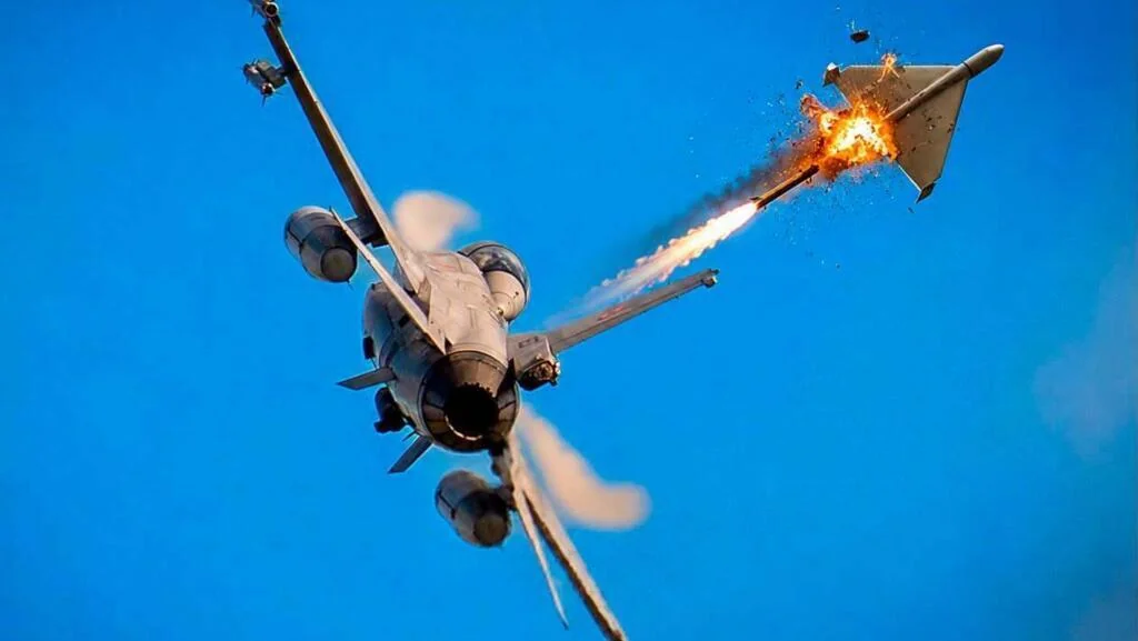 Румунський F-16 запускає ракету та збиває дрон у небі