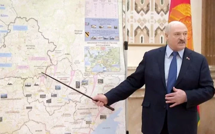 Лукашенко указывает указкой на карту Украины во время заявления об операции