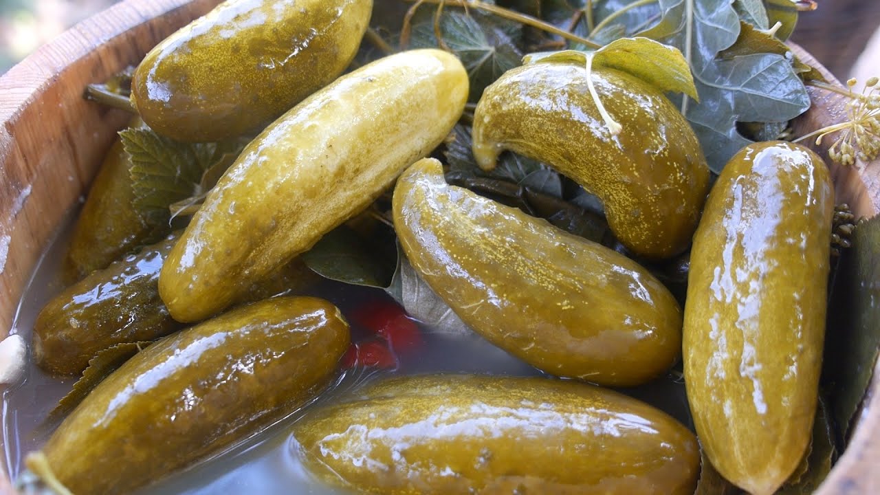 Хрустящие квашеные огурцы в деревянной бочке с листьями, рецепт как квасили наши бабушки