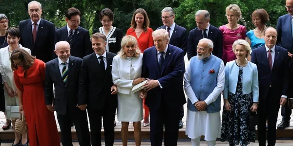 Групове фото лідерів G7 з Трампом і Моді на сходах