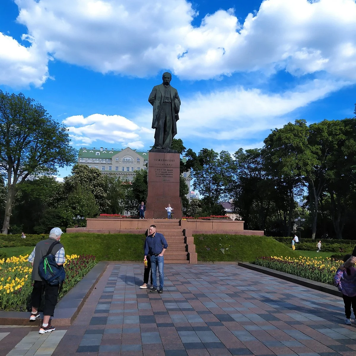 Пам’ятник Тарасу Шевченку в київському парку серед квітів і людей