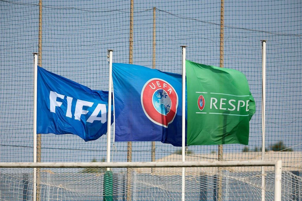 Прапори ФІФА, УЄФА та RESPECT майорять над футбольним полем