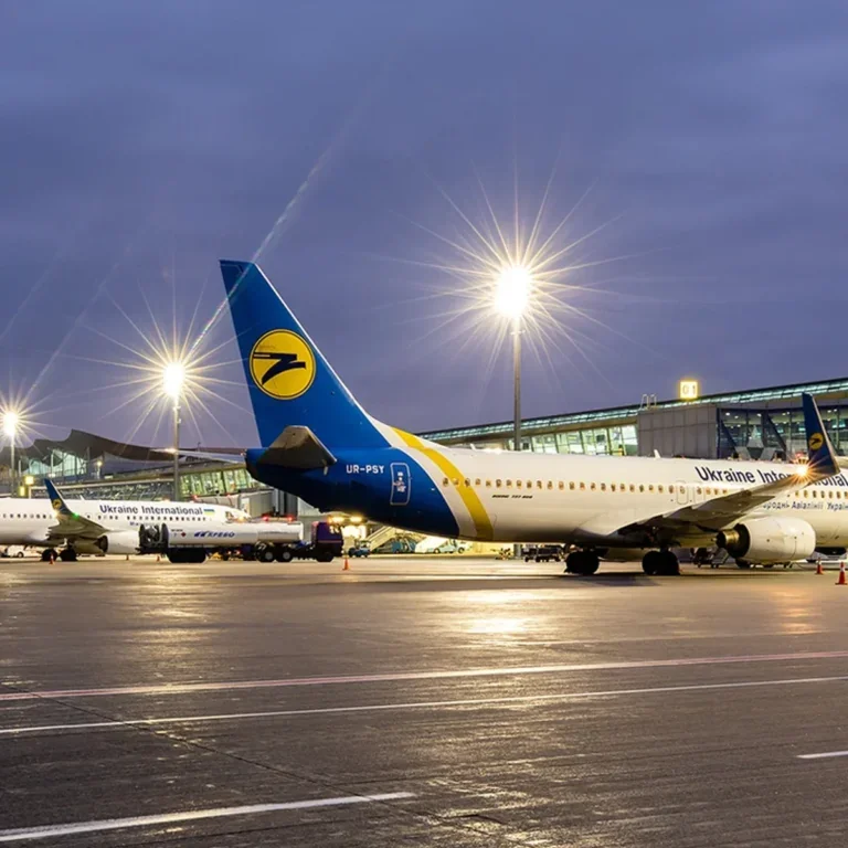 Самолеты Ukraine International Airlines в аэропорту на фоне аэропортового перемирия