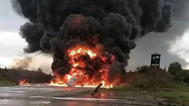 Пожежа та дим на аеропорту після атаки РФ