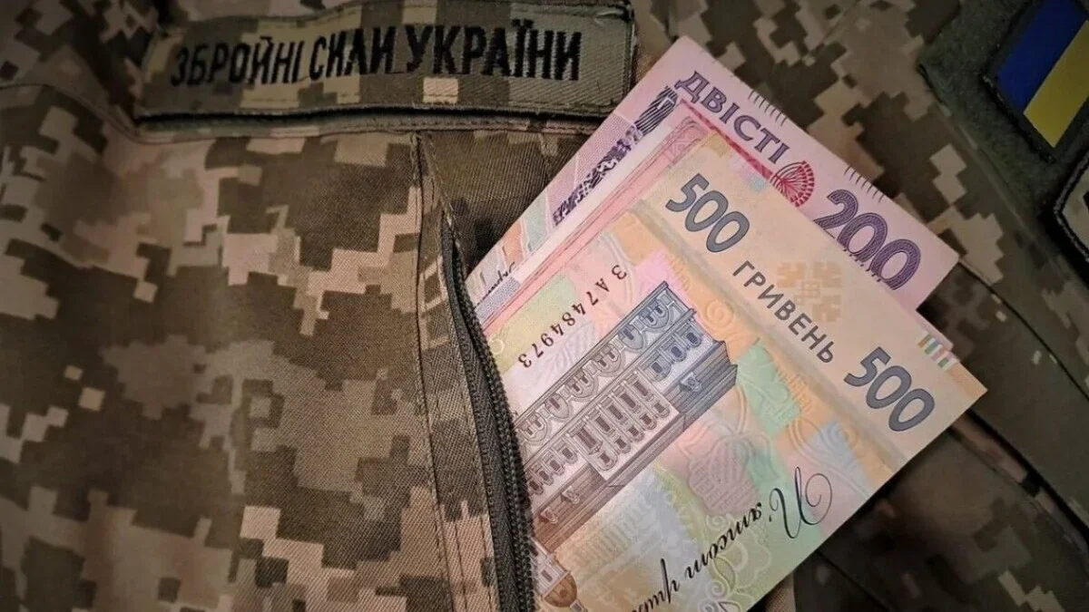 Військова форма Збройних сил України з банкнотами гривень у кишені