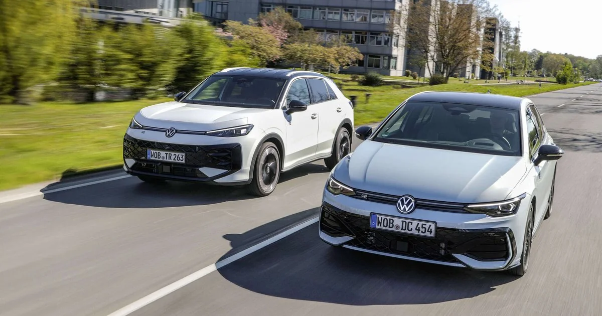 Volkswagen Golf Hybrid та T-Roc Hybrid на дорозі в русі, гібридні моделі з логотипом VW