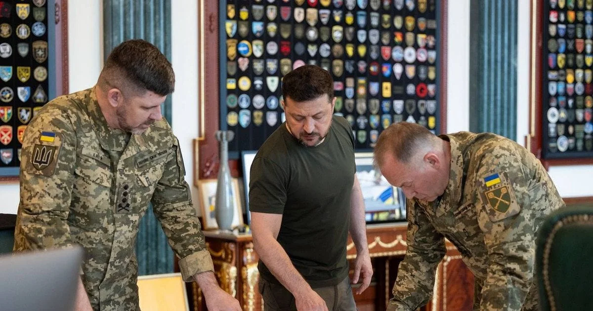 Зеленский с украинскими военными обсуждает планы обороны от атак России