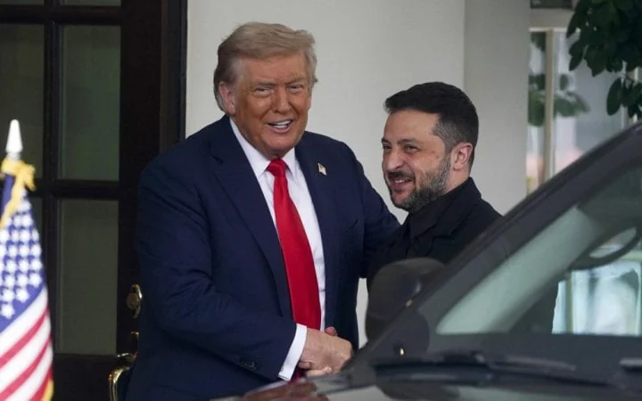 Владимир Зеленский и Дональд Трамп жмут руки во время встречи в США