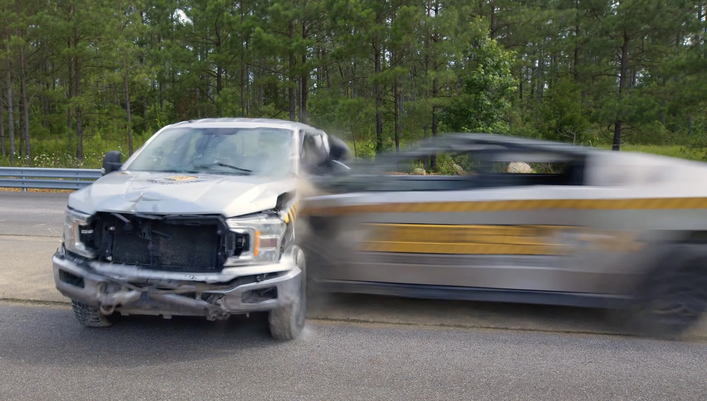 Пошкоджений сріблястий Ford F-150 після зіткнення з Cybertruck на трасі