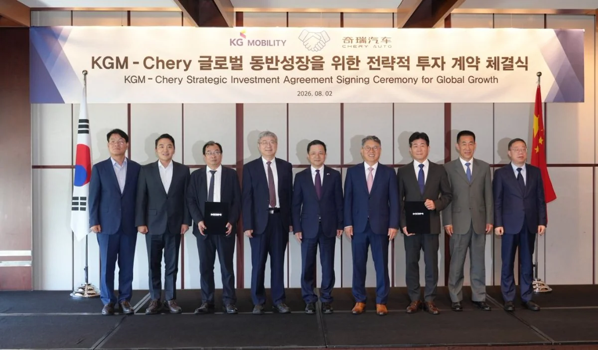 Церемонія підписання інвестиційної угоди KGM і Chery з представниками на сцені
