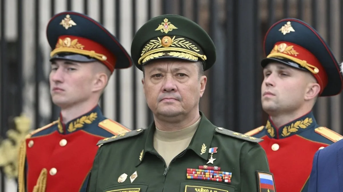 Генерал Олександр Чайко в зеленій формі з медалями та двома солдатами позаду