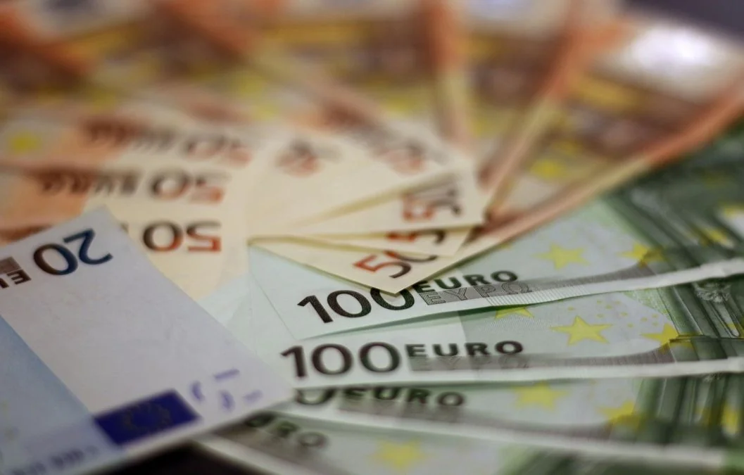 Розкладені віялом банкноти євро номіналом 20, 50 і 100 євро