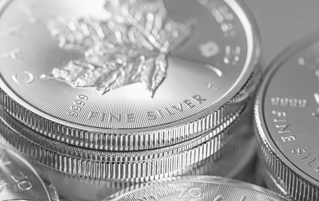 Крупний план срібних інвестиційних монет Maple Leaf з кленовим листом