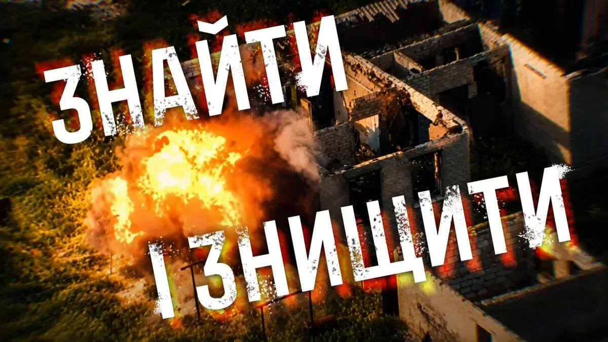 Взрыв и пламя возле разрушенного кирпичного здания сверху