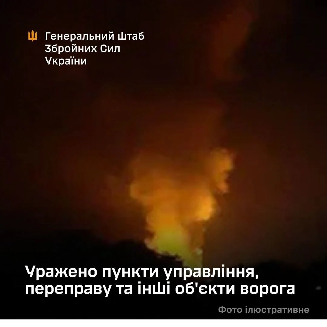 Нічний вибух з яскравим оранжево-жовтим стовпом полумя та диму