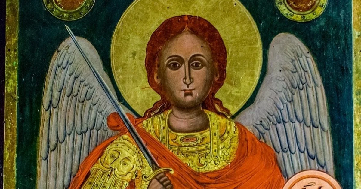 Ікона крилатого архангела з мечем, золотим німбом і червоним плащем